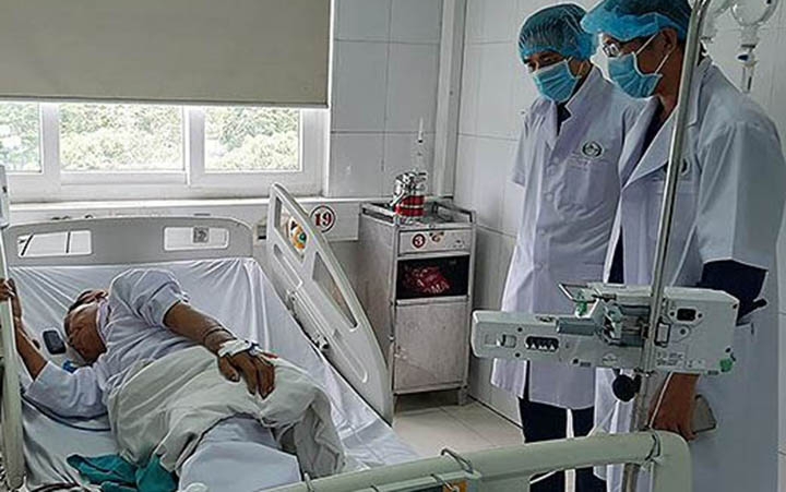 Bệnh nhân Trường, một trong sáu người bị phản ứng, đang điều trị tại Khoa Hồi sức tích cực chống độc.