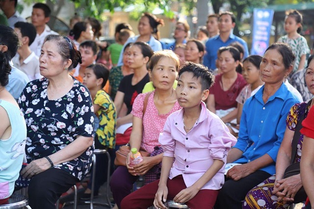 Hàng nghìn bà con nhân dân tỉnh Hòa Bình tham gia chương trình.