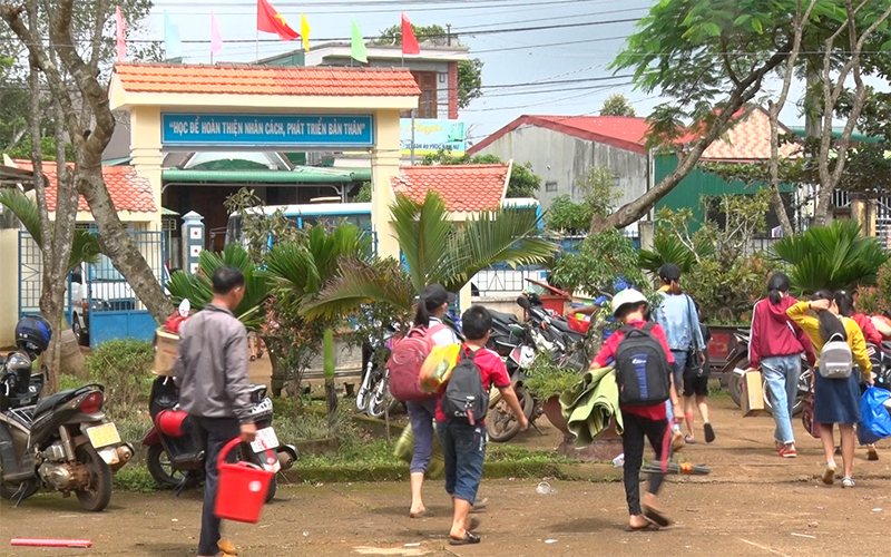Các học sinh ra về do hội trại bị kết thúc giữa chừng vì xảy ra vụ việc.