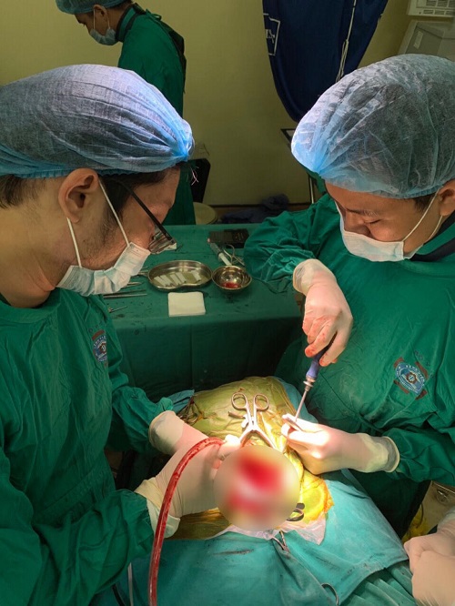 Ca phẫu thuật trải qua nhiều khó khăn với các bác sĩ.