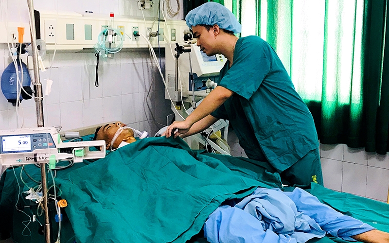 Bác sĩ theo dõi, chăm sóc bệnh nhân sau phẫu thuật.