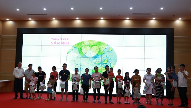 Các em nhỏ đón