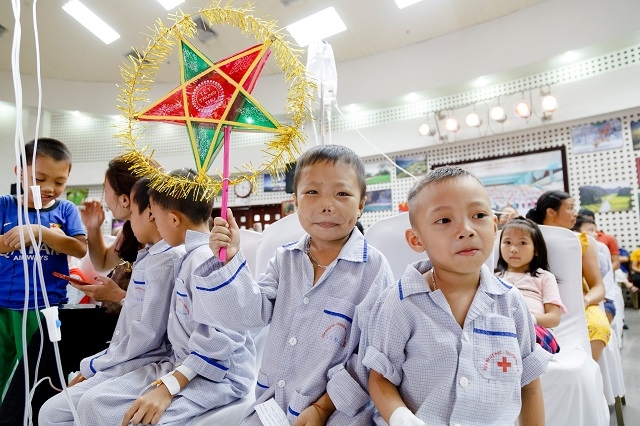 Các em nhỏ đón Tết đầy yêu thương trong bệnh viện.
