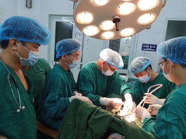 Các bác sĩ phẫu thuật cấp cứu cho bệnh nhân.