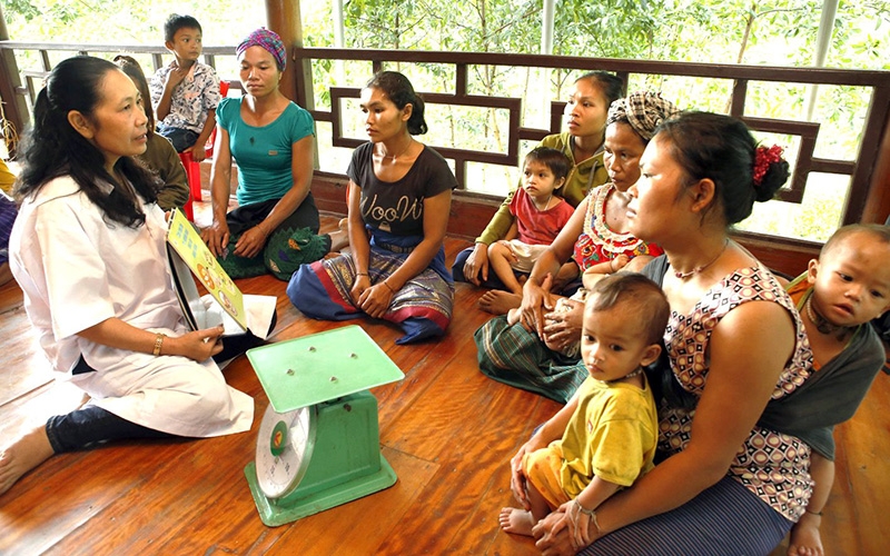 Nhân viên y tế kiểm tra sức khỏe và tư vấn dinh dưỡng trẻ em cho đồng bào dân tộc xã Trọng Hóa, huyện Minh Hóa (Quảng Bình). Ảnh: DƯƠNG NGỌC