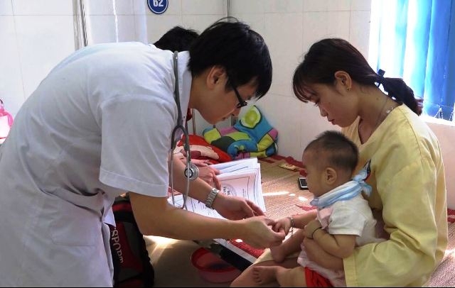Khám cho bệnh nhân tay chân miệng tại Khoa Truyền nhiễm, Bệnh viện Sản Nhi tỉnh Lào Cai.