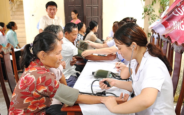 Thường xuyên khám sàng lọc sẽ giúp người dân chủ động phòng, chống các bệnh không lây nhiễm như tăng huyết áp, tim mạch... Ảnh: ANH SƠN