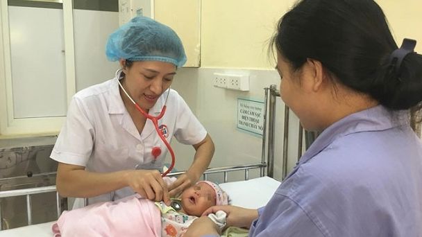 Trẻ suýt nguy kịch tính mạng vì mẹ uống lá cây lợi sữa