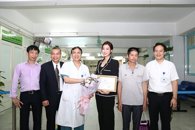 Hoa hậu Đỗ Mỹ Linh trao tặng số tiền 300 triệu đồng cho gia đình bé Chi.