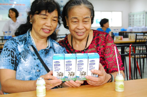 Tham quan nhà máy và được tìm hiểu về quy trình khép kín, hiện đại để làm ra các sản phẩm Vinamilk là một trải nghiệm thú vị dành cho người cao tuổi.