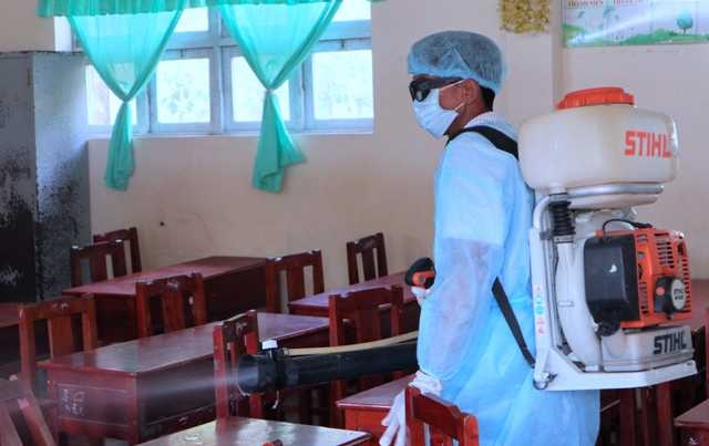 Thực hiện tiêu độc, khử trùng tại điểm trường Nguyễn Văn Huyên (huyện U Minh, tỉnh Cà Mau).