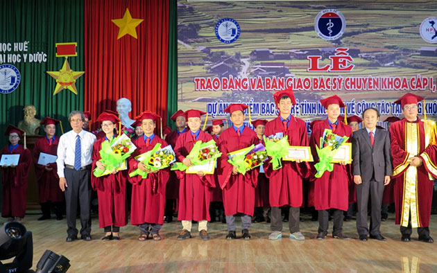 Khen thưởng các bác sĩ trẻ tình nguyện tốt nghiệp khóa đào tạo xuất sắc.