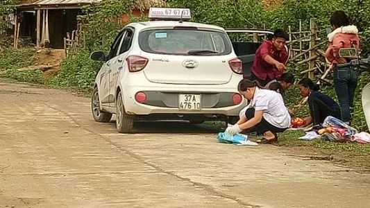 Nghệ An: Sản phụ trải nilon vượt cạn ngay bên vệ đường