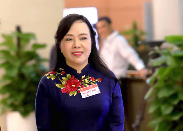 Bộ trưởng Nguyễn Thị Kim Tiến trải lòng bên hành lang Quốc hội sáng 21/10. Ảnh: Nam Nguyễn
