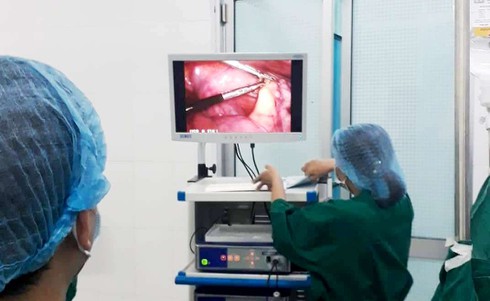 Phẫu thuật viên gắp xương cá ra ngoài cho bệnh nhân