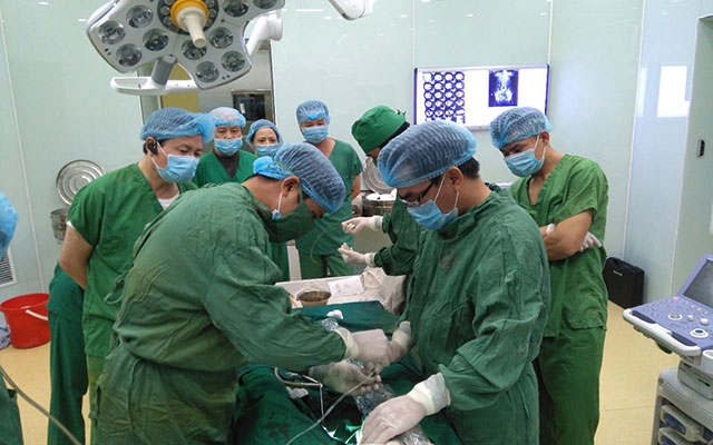 Bác sĩ Bệnh viện Quân y 110 phẫu thuật cho bệnh nhân bằng phương pháp tán sỏi dưới da.