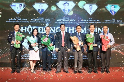 PGS, TS Lương Ngọc Khuê (giữa) vinh danh thành viên ban thẩm định dự án TS, BS Phan Hướng Dương; TS, DS Cẩn Tuyết Nga, PGS, TS, DS Nguyễn Tuấn Dũng; GS, TS Mai Trọng Khoa; TS, BS Phan Văn Báu; PGS, TS, DS. Nguyễn Hoàng Khanh.
