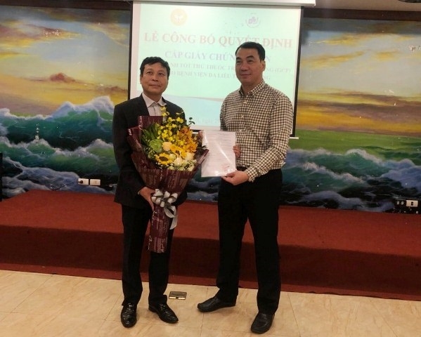 PGS, TS Nguyễn Văn Thường, Giám đốc Bệnh viện Da liễu Trung ương nhận Giấy chứng nhận