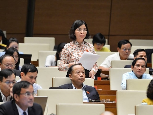 Đại biểu Bùi Thu Hằng, đoàn ĐBQH tỉnh Hòa Bình.