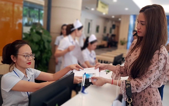 Nhiều bệnh viện đang xây dựng hệ thống khám, chữa bệnh thông minh. Trong ảnh: Bệnh viện Ung bướu Hà Nội vừa chính thức triển khai dịch vụ thanh toán viện phí trực tuyến bằng thẻ khám bệnh.