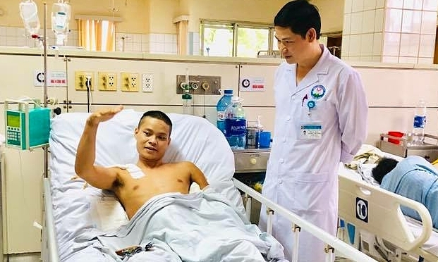 Bệnh nhân tỉnh táo, ổn định sau 2 tuần điều trị tích cực. Ảnh: C.T