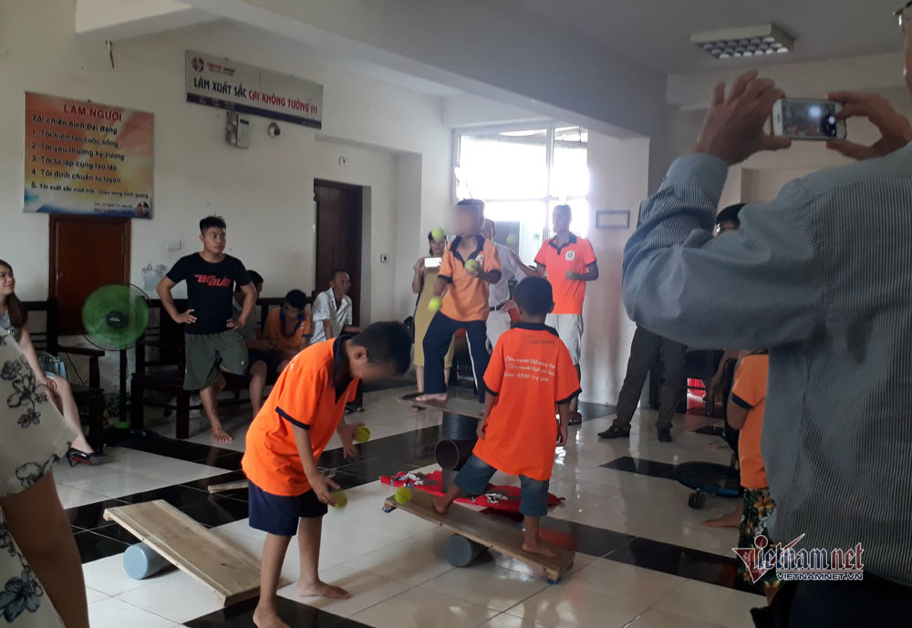 Ở Tâm Việt, phụ huynh không được tiếp xúc với con với lý do sợ các em xao nhãng việc luyện tập