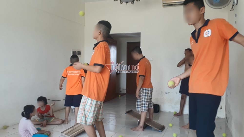 Trẻ em học tung bóng tại Trung tâm Tâm Việt
