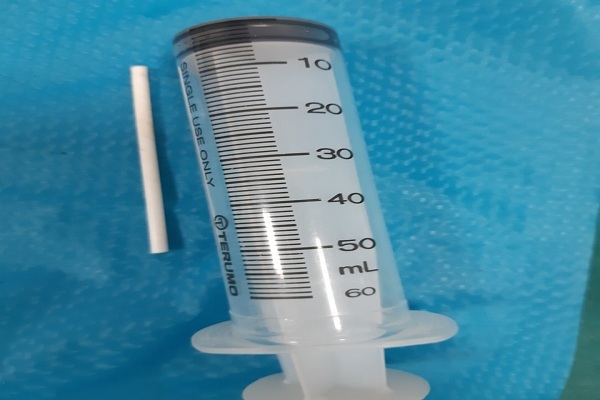 Que kẹo dài 5 cm sau khi được lấy ra