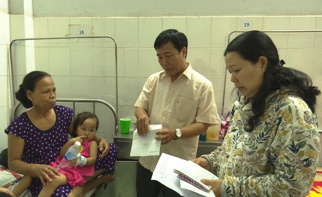 Lãnh đạo Sở GD-ĐT, cùng các đơn vị liên quan đến thăm các bé điều trị tại Bệnh viện đa khoa khu vực Tháp Mười.