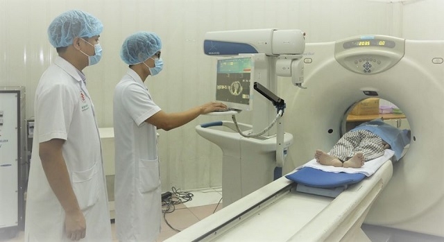 Bác sĩ, kỹ thuật viên điều kiển robot Maxio để thực hiện kỹ thuật giảm đau “Tiêm cồn tuyệt đối diệt hạch thân tạng” cho bệnh nhân.