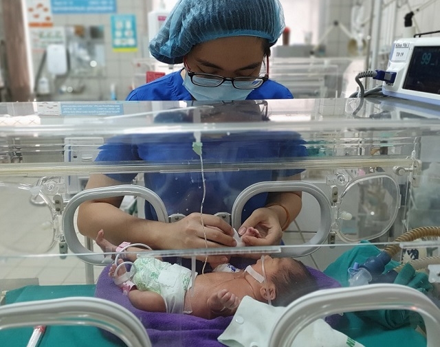 Bé trai được chăm sóc đặc biệt trong lồng ấp tại Khoa Nhi, Bệnh viện Bạch Mai.