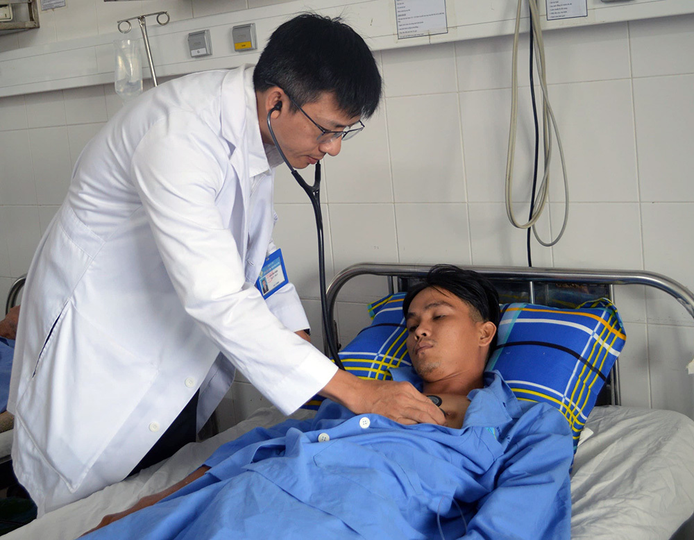 Cường được bác sĩ BV Đa khoa Trung ương thăm khám