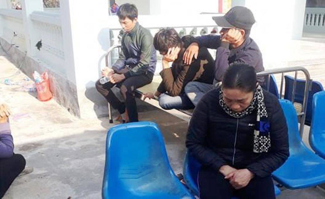 Người nhà chị M. đến bệnh viện yêu cầu làm rõ nguyên nhân cái chết của hai mẹ con
