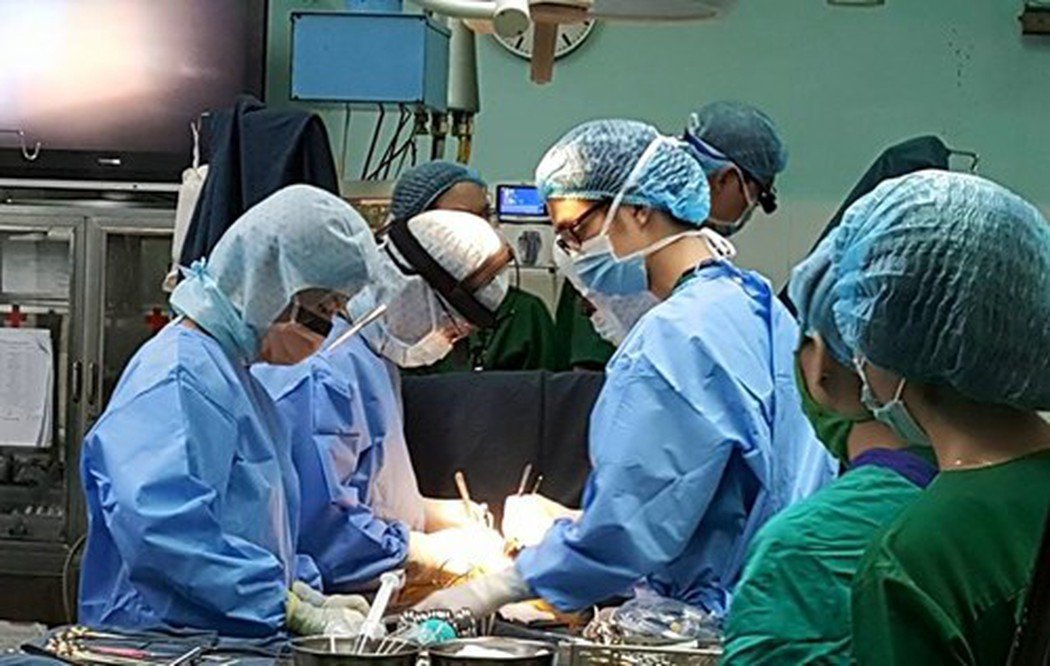 Các bác sĩ BV Nhi TƯ cứu thành công ca bệnh nhi sơ sinh chuyển từ Lào sang trong tình trạng nguy kịch với bệnh chuyển gốc động mạch.