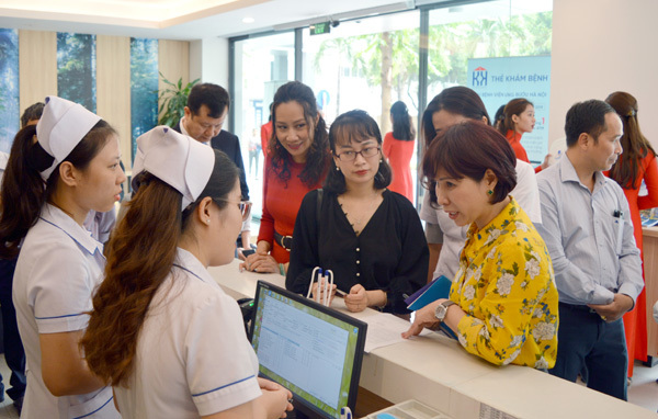 Các đại biểu tham quan tại Quầy đón tiếp, tư vấn bệnh nhân tại Bệnh viện Ung bướu trong ngày khai trương dịch vụ