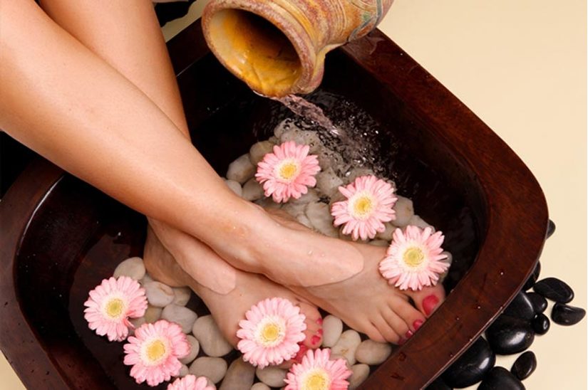 Ngâm chân rất tốt cho sức khỏe nhưng một số người cần tránh.