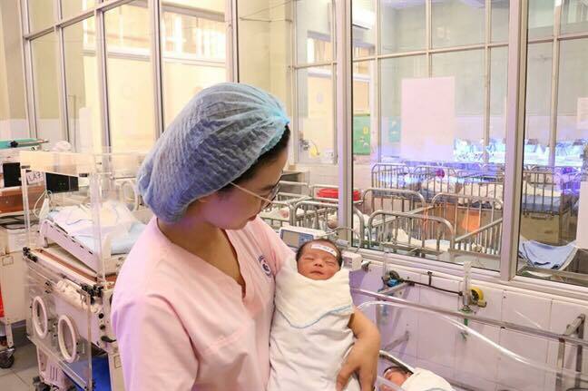 Em bé vừa chào đời tại bệnh viện. Ảnh: Trần Lực.