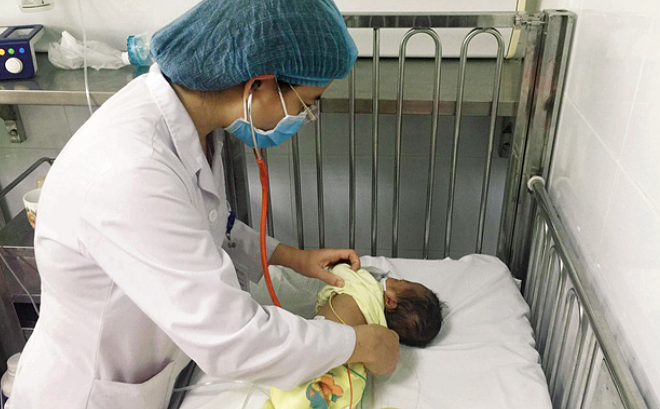 Bệnh nhi cúm A đang được điều trị tại Bệnh viện Nhi Trung ương. Ảnh: Lê Mai.