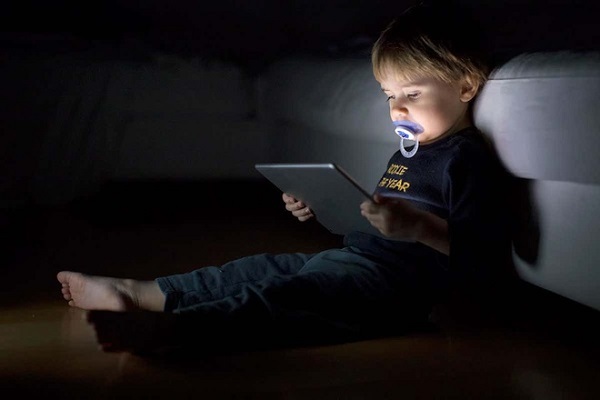 Bé trai có hành vi bất thường do học theo các video trên YouTube. Ảnh minh họa: Newscientist