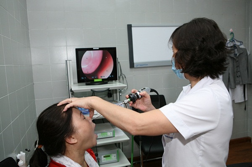 Khi có những dấu hiệu đau đầu, chảy dịch mũi… bệnh nhân nên thăm khám chuyên khoa để phát hiện bệnh sớm