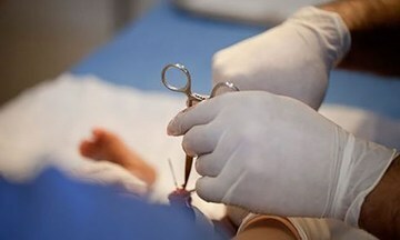 Thiếu niên bị chấn thương tinh hoàn khi đá bóng