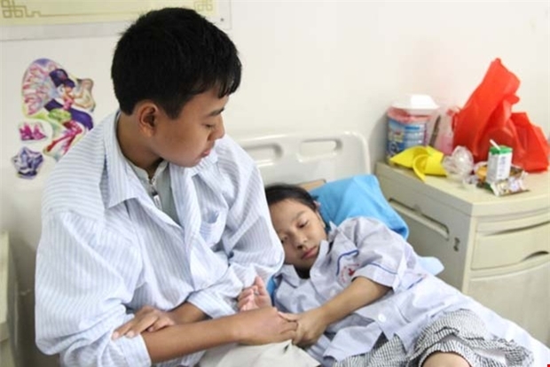 Hai anh em Tuấn và Ánh phải sống chung với bệnh suy nhược chức năng tiểu cầu. Ảnh: Lê Phương.