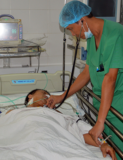 Bác sĩ kiểm tra sức khỏe bệnh nhân Hoàng Hôn sau phẫu thuật. Ảnh: Thanh Phong