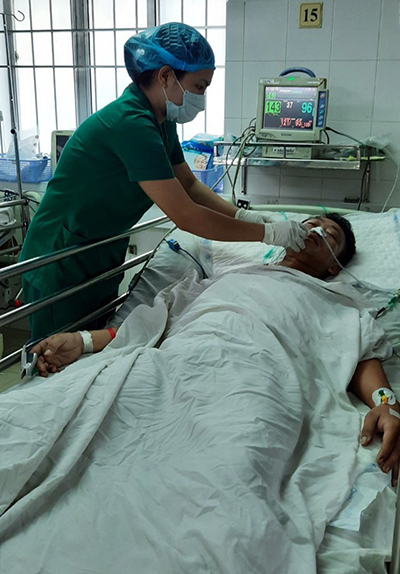 Bệnh nhân Nghĩa đang được chăm sóc tại viện. Ảnh: Thanh Phong