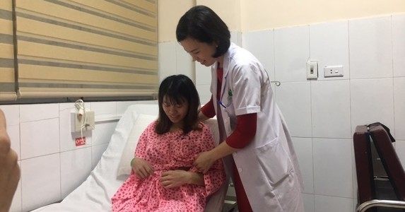 Em bé được can thiệp bào thai đầu tiên chào đời khỏe mạnh