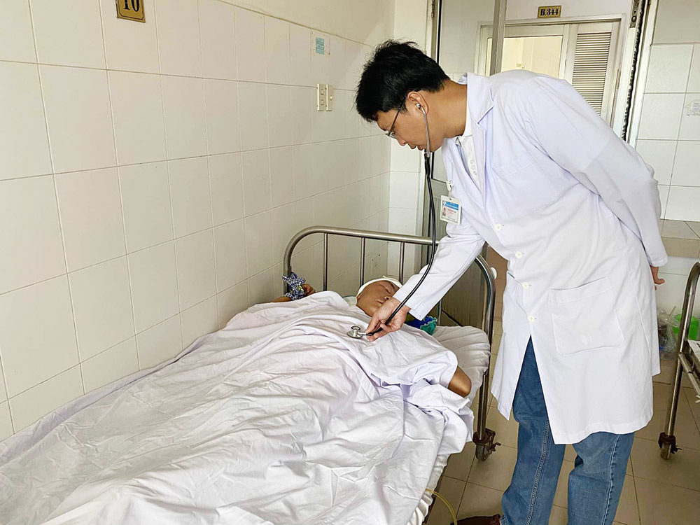 Bệnh nhân T. được bác sĩ Bệnh viện Đa khoa Trung ương Cần Thơ chăm sóc