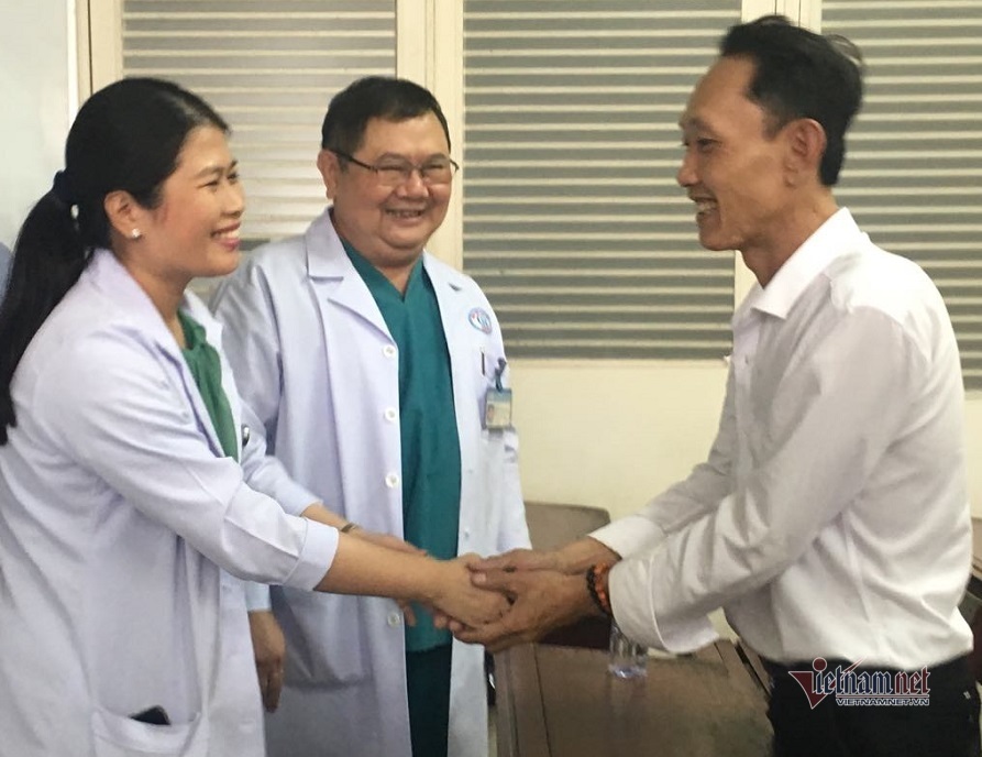 Bác sĩ chúc mừng bệnh nhân khỏe mạnh ngay ngày xuất viện. Ảnh: Phan Nhơn