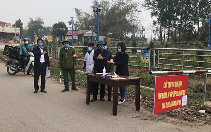 Lập chốt kiểm tra dịch trên địa bàn huyện Bình Xuyên, tỉnh Vĩnh Phúc. Ảnh: Trần Cường.
