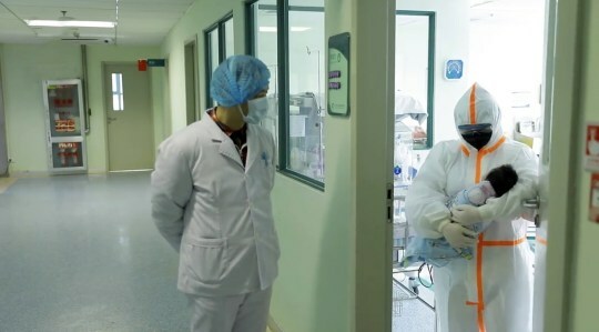 Em bé 17 ngày tuổi tự khỏi viêm phổi corona