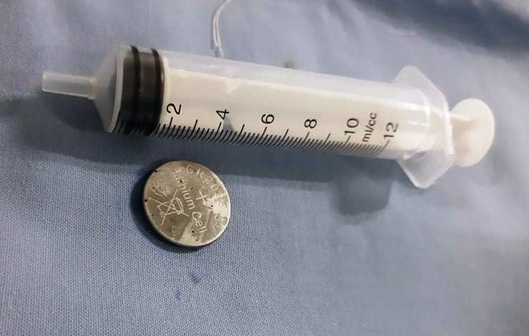 Viên pin có đường kính 22mm, đang có dấu hiệu oxy hóa